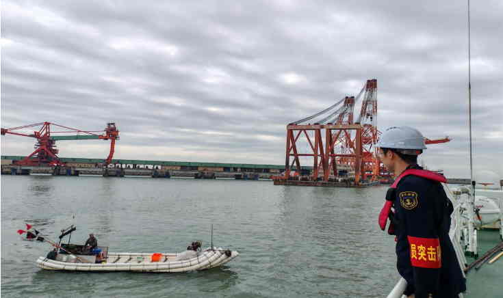 揭陽海事保障兩臺2300噸“巨無霸”抓斗卸船機順利抵港