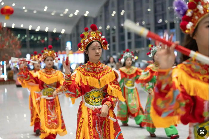 汕頭英歌隊向歐洲出發(fā)！機場快閃引中外旅客駐足圍觀｜文化中國行