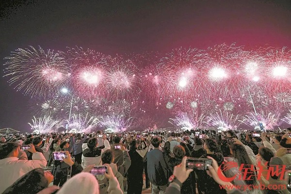 海上生“繁花”——汕頭近10萬發(fā)煙花綻放夜空