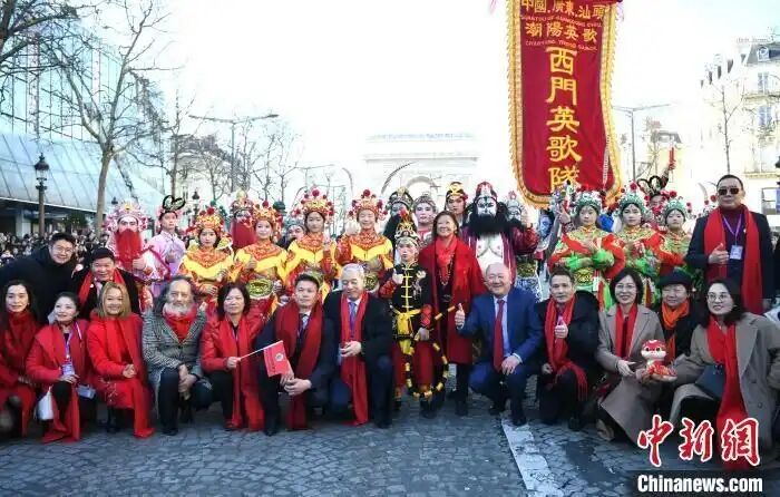 廣東汕頭英歌舞亮相法國巴黎、里昂歡慶中國春節(jié)