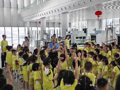 一起“趣”研學！汕頭高鐵站成300名萌娃的“移動課堂”